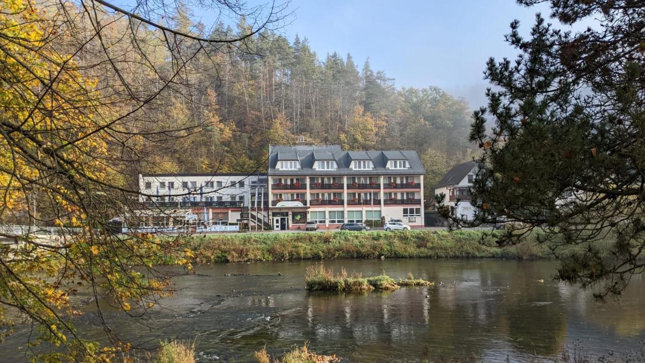 Hotel Am Schlossberg ツィーゲンリュック エクステリア 写真